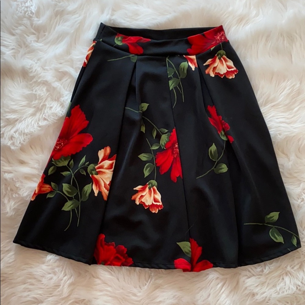 🌸 Black floral skirt